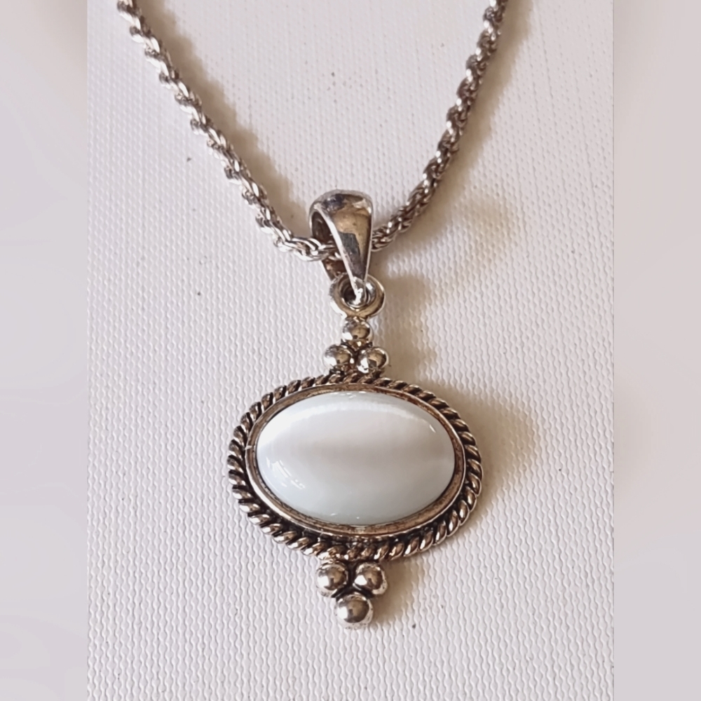 Mother of Pearl pendant on Rope chain